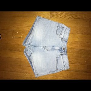 Kendall & Kylie mom shorts: light wash